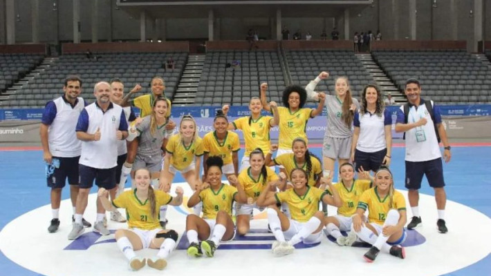 Técnico da Seleção Brasileira de Futsal Feminino palestra na AABB Curitiba.